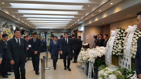 김동관(앞줄 왼쪽 두번째) 한화큐셀 영업실장(전무)과 차남규(〃 〃) 한화생명 대표(사장)가 12일 김 실장의 할머니이자 김승연 한화그룹 회장의 모친인 고(故) 강태영 여사의 빈소를 조문한 최태원(〃 〃 네번째) SK그룹 회장과 김창근 SK수펙스추구협의회 의장(부회장)을 배웅하고 있다. /이종혁 기자