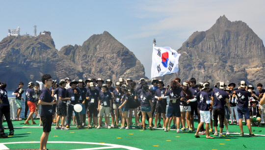 국회 독도방문단 소속 여야 국회의원 9명이 오는 15일 광복적을 맞아 독도를 방문한다. 사진은 지난 10일 한국위기관리연구소가 광복 71주년을 맞아 마련한 행사에서 북한 출신 대학생들이 해군 함정을 타고 독도에 가는 모습이다./연합뉴스