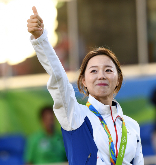 여자양궁 대표팀 장혜진이 11일 오후(현지시간) 브라질 리우데자네이루 마라카낭 삼보드로무 양궁장에서 열린 2016 리우 올림픽 양궁 여자 개인전 결승에서 승리하며 금메달을 획득했다. 시상대에 올라 금메달을 목에 걸고 눈물을 흘리는 장혜진./리우데자네이루=올림픽사진공동취재단