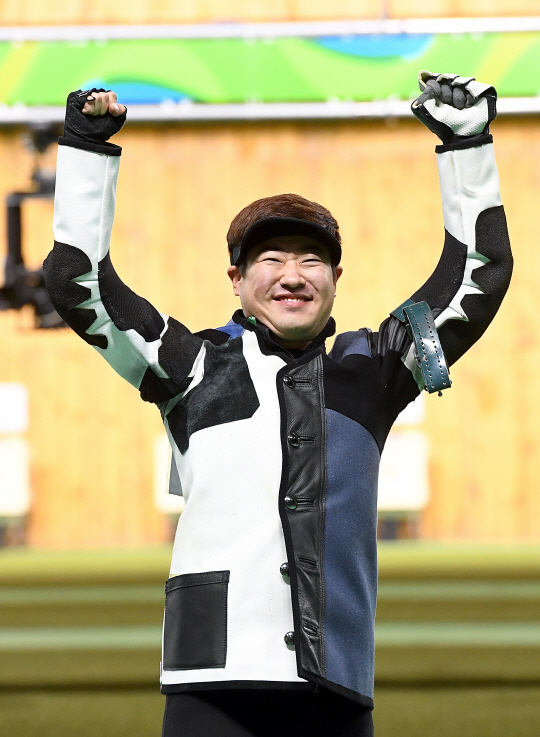 김종현이 12일(현지시간) 리우 올림픽 남자 50m 소총복사 경기에서 은매달을 따낸 뒤 환호하고 있다. /리우데자네이루=올림픽사진공동취재단