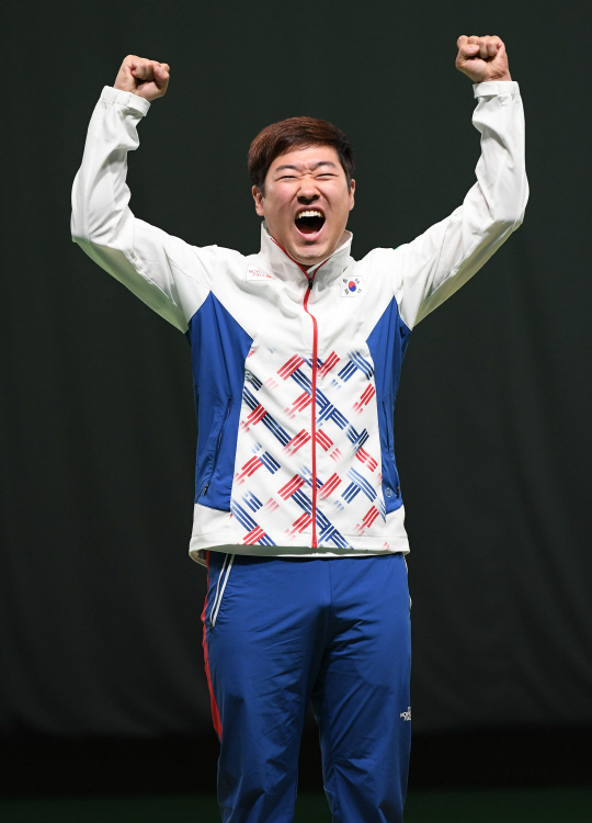 한국 사격대표팀의 김종현 선수가 12일 오전 (현지시간) 브라질 리우데자네이루 데오도루 올림픽 사격장에서 열린 남자 50m 복사 결선에서 은메달을 획득한 뒤 시상대에 오르며 환호하고 있다./리우데자네이루=올림픽사진공동취재단