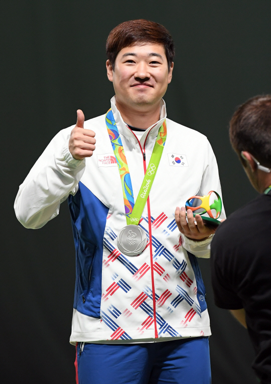 한국 사격대표팀의 김종현 선수가 12일 오전 (현지시간) 브라질 리우데자네이루 데오도루 올림픽 사격장에서 열린 남자 50m 복사 결선에서 은메달 목에 건 뒤 손을 들어 보이고 있다./리우데자네이루=올림픽사진공동취재단