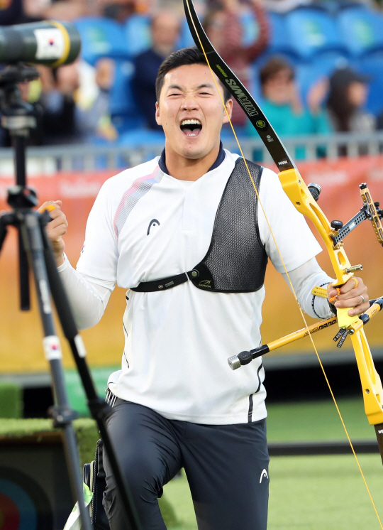 남자 양궁 구본찬 선수가 12일 오후(현지시간) 브라질 리우 마라카낭 삼보드로무 양궁경기장에서 열린 결승전에서 프랑스 장 샤를 발라동 선수를 꺽고 금메달을 차지했다.구본찬 세번째 세트에서 10점을 쏜뒤 환호하고 있다. 이 한발로 우승인줄 알았으나..상대 점수가 조정돼 해당 세트가 무승부 됐다./리우데자네이루=올림픽사진공동취재단