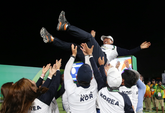 12일 오후(현지시간) 리우데자네이루 마라카낭 삼보드로무에서 열린 남자 양궁 개인전에서 구본찬이 금메달을 목에 걸었다.  선수단이 문형철 감독을 헹가래 하고있다./리우데자네이루=올림픽사진공동취재단