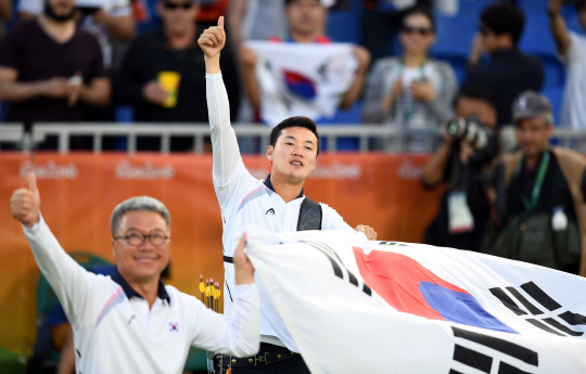 남자양궁 구본찬이 12일 오후(현지시간) 브라질 리우데자네이루 마라카낭 삼보드로무 양궁장에서 열린 2016 리우 올림픽 양궁 남자 개인전 금메달이 확정되자 환호하고 있다./리우데자네이루=올림픽사진공동취재단