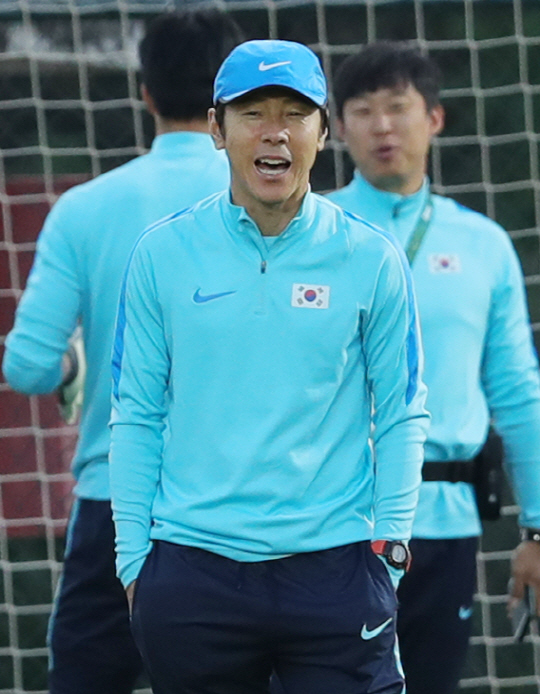 2016년 리우올림픽 한국남자축구대표 신태용 감독이 12일 오후(현지시간) 브라질 벨루오리존치 SESC Venda Nova 경기장에서 8강전 온두라스전을 앞두고 야간 훈련에 열중인 선수들을 지켜보고 있다. /벨루오리존치=올림픽사진공동취재단