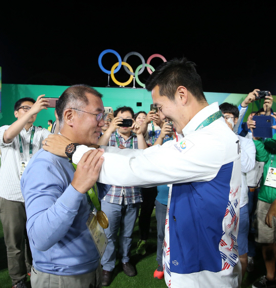 12일 오후(현지시간) 리우데자네이루 마라카낭 삼보드로무에서 열린 남자 양궁 개인전에서 구본찬이 금메달을 목에 걸었다.  구본찬이 정의선 양궁협회장에게 금메달을 걸어주고 있다./리우데자네이루=올림픽사진공동취재단