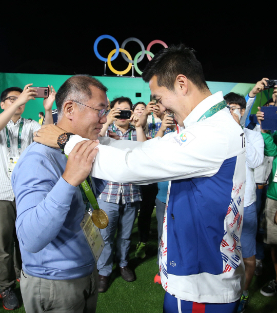 12일 오후(현지시간) 리우데자네이루 마라카낭 삼보드로무에서 열린 남자 양궁 개인전에서 구본찬이 금메달을 목에 걸었다.  구본찬이 정의선 양궁협회장에게 금메달을 걸어주고있다./리우데자네이루=올림픽사진공동취재단