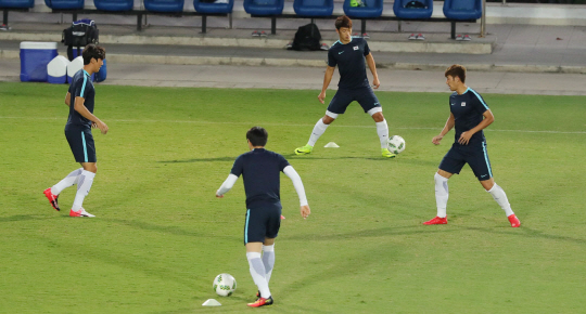 2016년 리우올림픽 한국남자축구대표 황희찬 등 선수들이 12일 오후(현지시간) 브라질 벨루오리존치 SESC Venda Nova 경기장에서 8강전 온두라스전을 앞두고 야간 훈련에 열중하고 있다./벨루오리존치=올림픽사진공동취재단