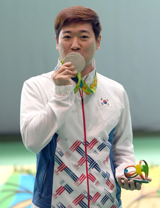 한국 사격대표팀의 김종현 선수가 12일 오전 (현지시간) 브라질 리우데자네이루 데오도루 올림픽 사격장에서 열린 남자 50m 복사 결선에서 은메달을 목에 건 뒤 키스를 하고 있다./리우데자네이루=올림픽사진공동취재단