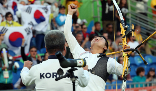 남자 양궁 구본찬 선수가 12일 오후(현지시간) 브라질 리우 마라카낭 삼보드로무 양궁경기장에서 열린 결승전에서 프랑스 장 샤를 발라동 선수를 꺽고 금메달을 차지했다.구본찬 선수가 우승순간 환호하고 있다./리우데자네이루=올림픽사진공동취재단