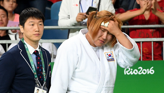 한국 여자유도 김민정이 12일(현지시간) 브라질 리우데자네이루 올림픽파크 카리오리카 아레나 2에서 열린 2016 리우 올림픽 여자 유도 78㎏ 이상급 동메달 결정전 에서 중국의 유송 에게 한판패 후 아쉬운 눈물을 흘리고 있다./리우데자네이루=이호재기자