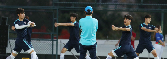 2016년 리우올림픽 한국남자축구대표 신태용 감독이 12일 오후(현지시간) 브라질 벨루오리존치 SESC Venda Nova 경기장에서 8강전 온두라스전을 앞두고 야간 훈련에 열중인 선수들을 지켜보고 있다. /벨루오리존치=올림픽사진공동취재단