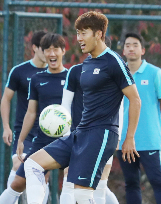 2016년 리우올림픽 한국남자축구대표 손흥민이 12일 오후(현지시간) 브라질 벨루오리존치 SESC Venda Nova 경기장에서 8강전 온두라스전을 앞두고 야간 훈련에 열중하고 있다./벨루오리존치=올림픽사진공동취재단