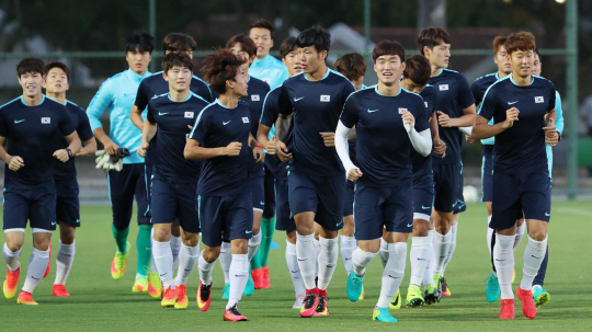 2016년 리우올림픽 한국남자축구대표 손흥민 등 선수들이 12일 오후(현지시간) 브라질 벨루오리존치 SESC Venda Nova 경기장에서 8강전 온두라스전을 앞두고 야간 훈련에 열중하고 있다./벨루오리존치=올림픽사진공동취재단