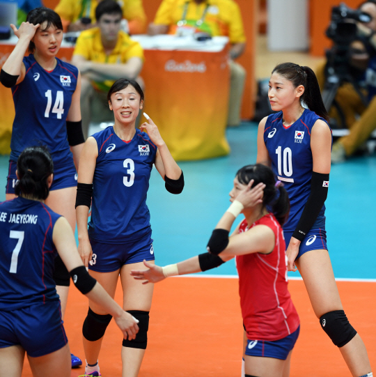 김연경 선수가 12일 저녁(현지시간) 브라질 리우데자네이루 마라카나징유 배구 경기장에서 진행된 2016 리우올림픽 여자배구 브라질전에서 실점 후 아쉬워하고 있다./리우데자네이루=올림픽사진공동취재단