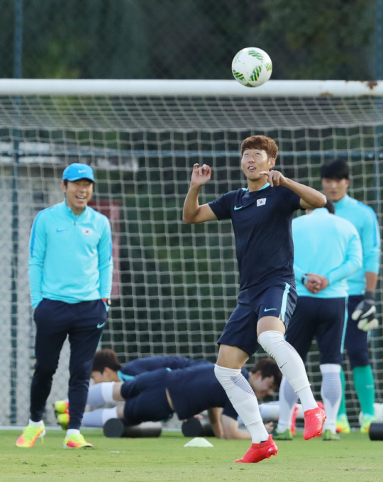 2016년 리우올림픽 한국남자축구대표 손흥민이 12일 오후(현지시간) 브라질 벨루오리존치 SESC Venda Nova 경기장에서 8강전 온두라스전을 앞두고 야간 훈련에 열중하고 있다./벨루오리존치=올림픽사진공동취재단