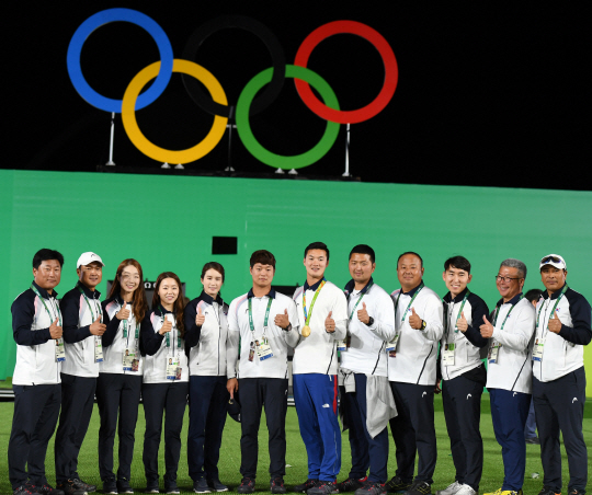 한국 양궁 대표팀이 12일 오후(현지시간) 브라질 리우데자네이루 마라카낭 삼보드로무 양궁장에서 포즈를 취하고 있다./리우데자네이루=올림픽사진공동취재단