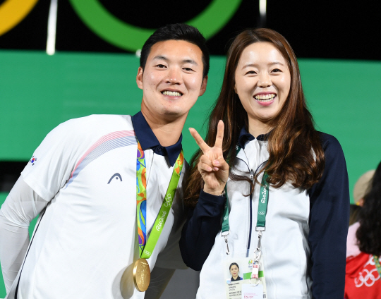 구본찬과 장혜진이 12일 오후(현지시간) 브라질 리우데자네이루 마라카낭 삼보드로무 양궁장에서 포즈를 취하고 있다./리우데자네이루=올림픽사진공동취재단