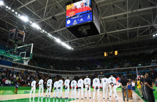 미국 남자 농구대표팀이 12일 오후(현지시간) 브라질 리우데자네이루 바하 카로이카 아레나 1에서 세르비아와 경기를 펼쳤다. 경기 전 양팀의 국가가 연주되고 있다. /리우데자네이루=올림픽사진공동취재단
