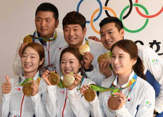 2016리우 올림픽에서 양궁 전종목을 석권한 대한민국 양궁대표팀이 13일 오전(현지시간) 브라질 리우데자네이루 바하 코리아하우스에서 기자회견을 가졌다. 기자회견을 마친뒤 선수들이 기념촬영을 하고 있다./리우데자네이루=올림픽사진공동취재단