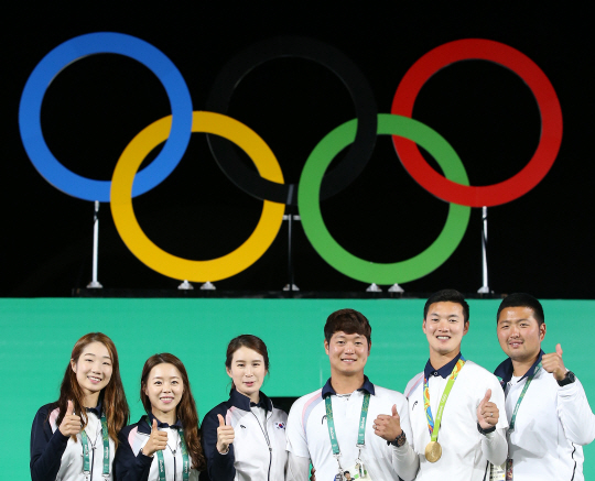 12일 오후(현지시간) 리우데자네이루 마라카낭 삼보드로무에서 열린 남자 양궁 개인전에서 구본찬이 금메달을 목에 걸었다. 남녀 양궁대표 선수가 기념촬영을 하고있다./리우데자네이루=올림픽사진공동취재단