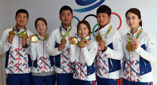 2016리우 올림픽에서 양궁 전종목을 석권한 대한민국 양궁대표팀이 13일 오전(현지시간) 브라질 리우데자네이루 바하 코리아하우스에서 기자회견을 가졌다. 기자회견을 마친뒤 선수들이 기념촬영을 하고 있다./리우데자네이루=올림픽사진공동취재단