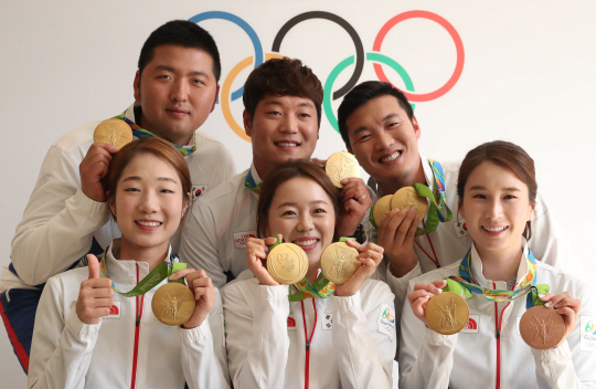 13일 오전(현지시간) 리우데자네이루 바하 코리아하우스에서 대한민국 양궁 대표팀의 기자회견이 열렸다. 양궁 대표팀 선수들이 기념사진을 찍고있다./리우데자네이루=올림픽사진공동취재단