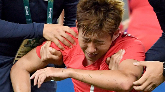 4강 진출에 실패한 한국 올림픽축구 대표팀 공격수 손흥민이 눈물을 흘리고 있다./벨루오리존치=이호재기자