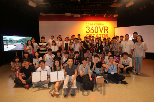 LG유플러스가 가상현실(VR) 생태계 조성을 위해 마련한 ‘2016 코리아 306 VR 크리에이터 챌린지’ 참가자들이 지난 12일 서울 상암동에서 열린 시상식에서 시상을 마치고 기념촬영을 하고 있다./사진제공=LG유플러스