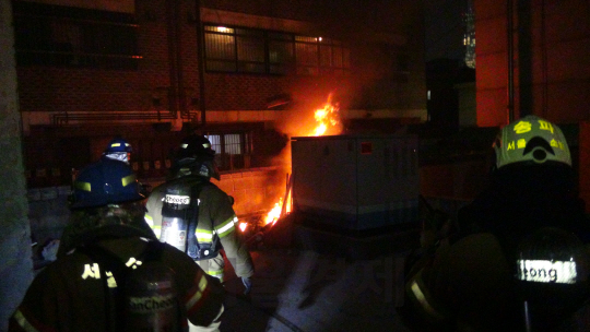13일 오후 서울 송파구 방이동의 한 주차장에서 화재가 발생해 소방관들이 불길을 진압하고 있다. /사진제공=송파소방서