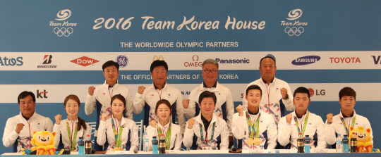 13일 오전(현지시간) 리우데자네이루 바하 코리아하우스에서 대한민국 양궁 대표팀의 기자회견이 열렸다. 참석한 선수와 임원진들이 기념촬영을 하고있다./리우데자네이루=올림픽사진공동취재단