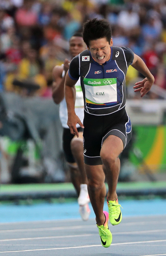김국영 선수가 13일 오후 (현지시간) 브라질 리우데자네이루 마라카낭 올림픽 주경기장에서 열린 남자 100m 예선 8조 경기에서 10초37의 기록으로 결승점을 통과하고 있다. /리우데자네이루=올림픽사진공동취재단