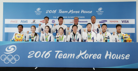 13일(현지시간) 브라질 리우데자네이루 코리아하우스 기자회견장에서 열린 대한민국 선수단 메달리스트 기자회견에서 양궁 선수단과 감독, 코치진이 기념촬영을 하고 있다. /리우데자네이루=연합뉴스