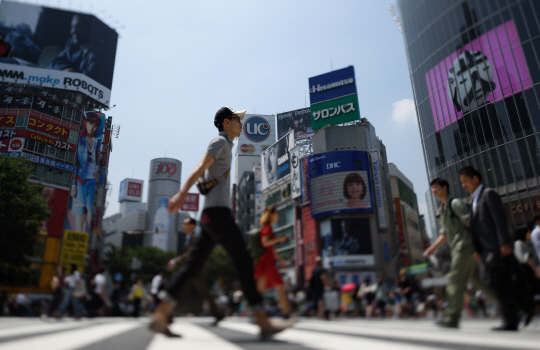 사람들이 일본 도쿄의 번화가인 시부야역 앞 횡단보도를 걸어가고 있다. /도쿄=블룸버그통신