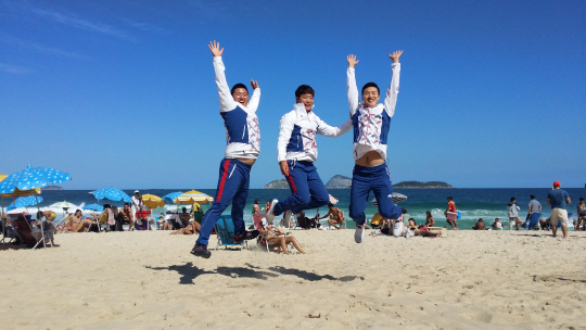 한국 남자양궁 대표팀의 김우진(왼쪽부터), 이승윤, 구본찬이 14일(한국시간) 브라질 리우데자네이루의 이파네마 해변에서 힘차게 뛰어오르며 4년 뒤 ‘리우의 영광’ 재현을 다짐했다.