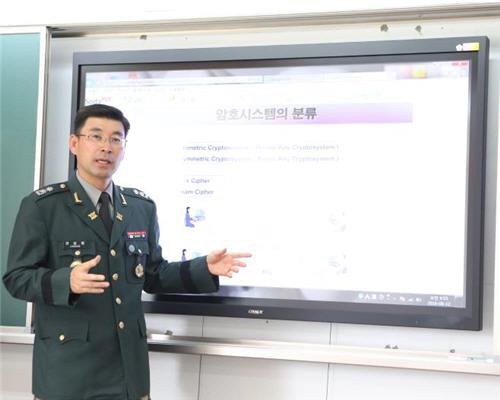 육군 3사관학교에서 강의하는 암호학 권위자 천윤환 교수. /사진제공-육군