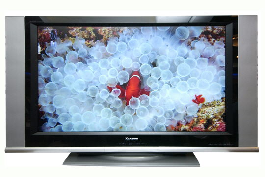 LG전자가 2004년 출시, 세계 최초로 50인치 벽을 깬 55인치 풀HD LCD TV(모델명: 55LP10D)/사진제공=LG전자