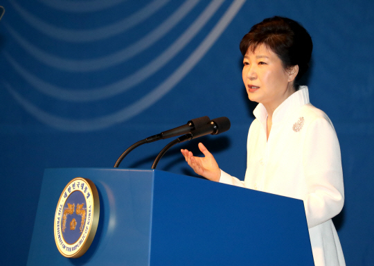 박근혜 대통령이 15일 세종문화회관에서 열린 제71주년 광복절 경축식에서 경축사를 하고 있다. /연합뉴스
