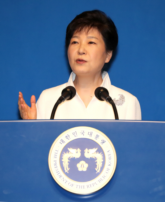 박근혜 대통령이 15일 세종문화회관에서 열린 제71주년 광복절 경축식에서 경축사를 하고 있다.  /연합뉴스