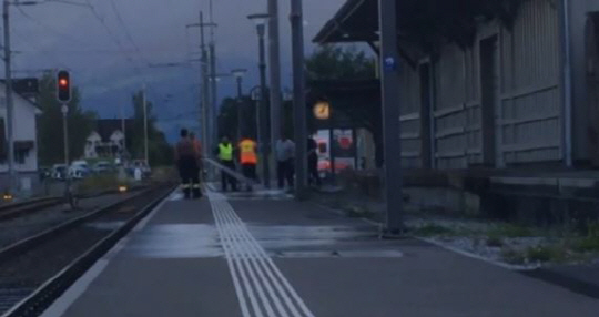 13일(현지시간) 흉기난동 사건이 발생한 스위스 샬레 역에서 역무원들이 역사를 청소하고 있다. /데일리미러 유투브 동영상 캡처