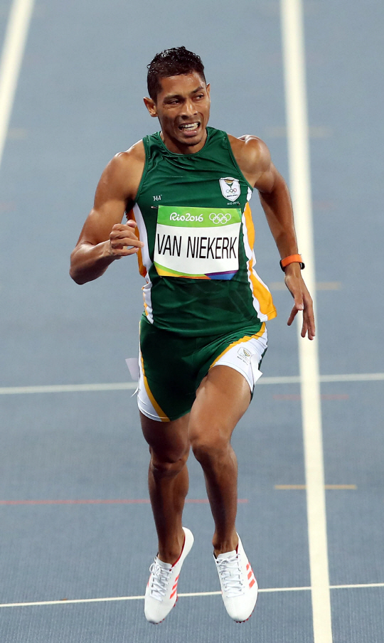 남아프리카공화국의 육상대표팀의 VAN NIKERK W.가 14일 오후(현지시간) 브라질 리우데자네이루 마라카낭 올림픽 주경기장에서 열린 남자 400m 결승에서 세계신기록으로 결승점을 통과 하고 있다./리우데자네이루=올림픽사진공동취재단