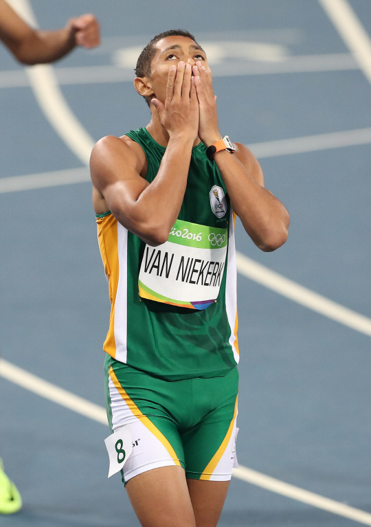 남아프리카공화국의 육상대표팀의 VAN NIKERK W.가 14일 오후(현지시간) 브라질 리우데자네이루 마라카낭 올림픽 주경기장에서 열린 남자 400m 결승에서 세계신기록으로 결승점을 통과 한 뒤 기뻐하고 있다./리우데자네이루=올림픽사진공동취재단