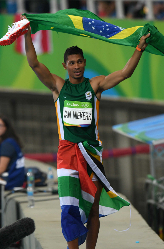 남아프리카공화국의 육상대표팀의 VAN NIKERK W.가 14일 오후(현지시간) 브라질 리우데자네이루 마라카낭 올림픽 주경기장에서 열린 남자 400m 결승에서 세계신기록을 세운뒤 세리머니를 하고 있다./리우데자네이루=올림픽사진공동취재단