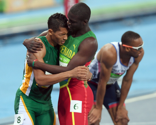 남아프리카공화국의 육상대표팀의 VAN NIKERK W.(왼쪽)가 14일 오후(현지시간) 브라질 리우데자네이루 마라카낭 올림픽 주경기장에서 열린 남자 400m 결승에서 세계신기록을 세우며 우승을 한 뒤 축하를 받고 있다. /리우데자네이루=올림픽사진공동취재단