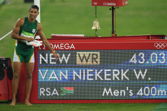 남아프리카공화국의 육상대표팀의 VAN NIKERK W.가 14일 오후(현지시간) 브라질 리우데자네이루 마라카낭 올림픽 주경기장에서 열린 남자 400m 결승에서 세계신기록을 세운뒤 포즈를 취하고 있다. /리우데자네이루=올림픽사진공동취재단