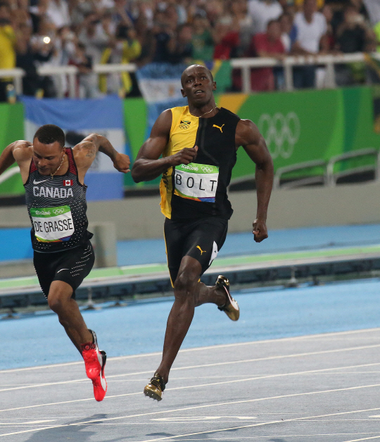 14일 오후(현지시간) 리우데자네이루 마라카낭 올림픽 주 경기장에서 열린 남자 100m 결승에서 우사인 볼트가 우승을 차지했다. 우사인 볼트는 최초로 100m 육상에서 3연패를 달성했다./리우데자네이루=올림픽사진공동취재단