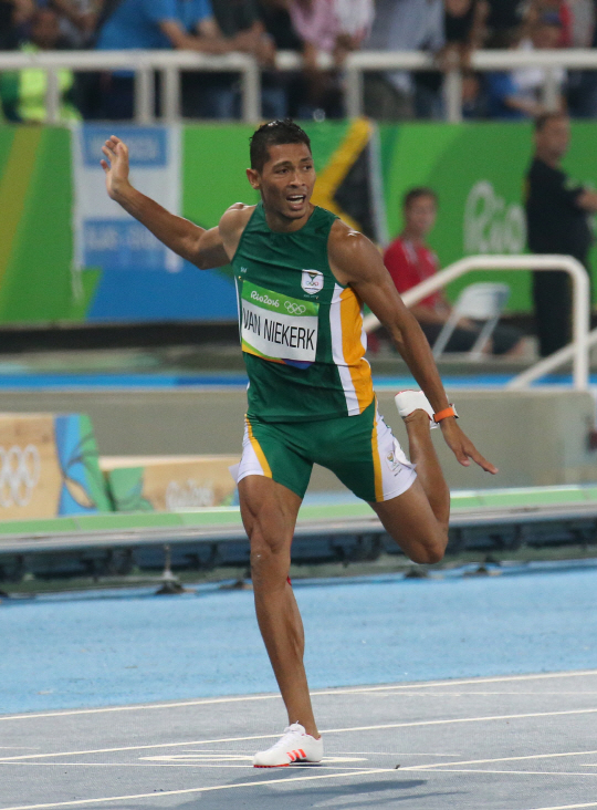 14일 오후(현지시간) 리우데자네이루 마라카낭 올림픽 주 경기장에서 열린 남자 400m 결승에서 남아공 VAN NIEKERK 가 세계 신기록을 달성하며 우승을 차지했다./리우데자네이루=올림픽사진공동취재단