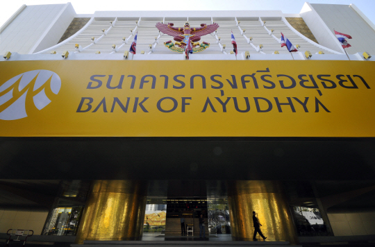 태국 5대 은행 중 하나로 꼽히는 아유디야은행은 지난 2013년 일본의 미쓰비시도쿄UFJ금융그룹에 인수됐다. 일본 은행들은 지난 2000년대 중반부터 적극적인 인수합병(M&A)을 통해 해외 자산을 크게 늘려왔다. 사진은 방콕에 위치한 아유디야은행 본사 전경. /방콕=블룸버그통신