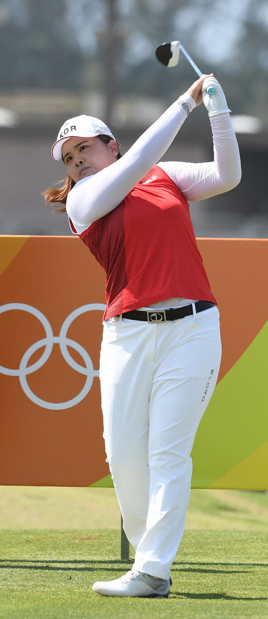 박인비 선수가 15일(현지시간) 브라질 리우데자네이루 바하 올림픽 골프코스에서 열린 여자골프 공식 연습 라운드 에서  1번홀 티샷을 치고 있다./리우데자네이루=이호재기자